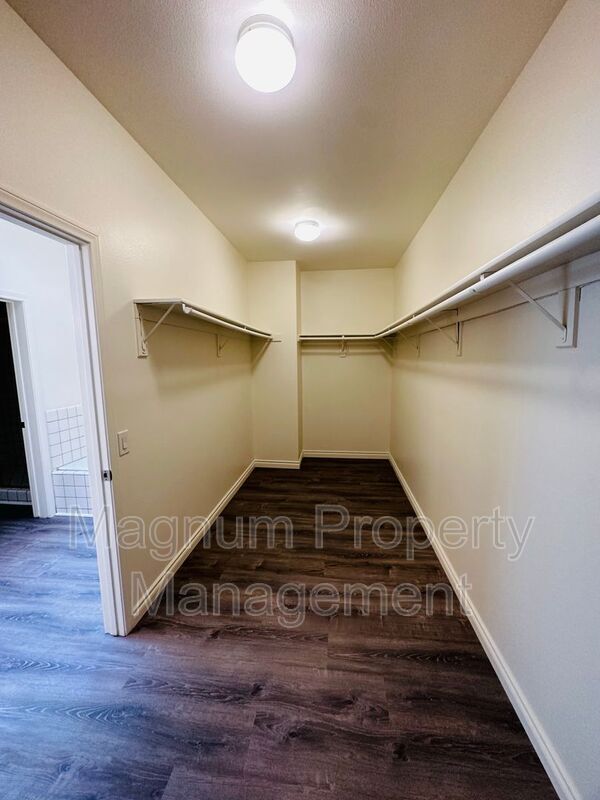 Building Photo - 43938 Northgate Ave
