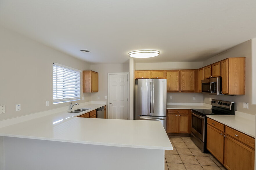 Building Photo - 3419 W Sunland Ave