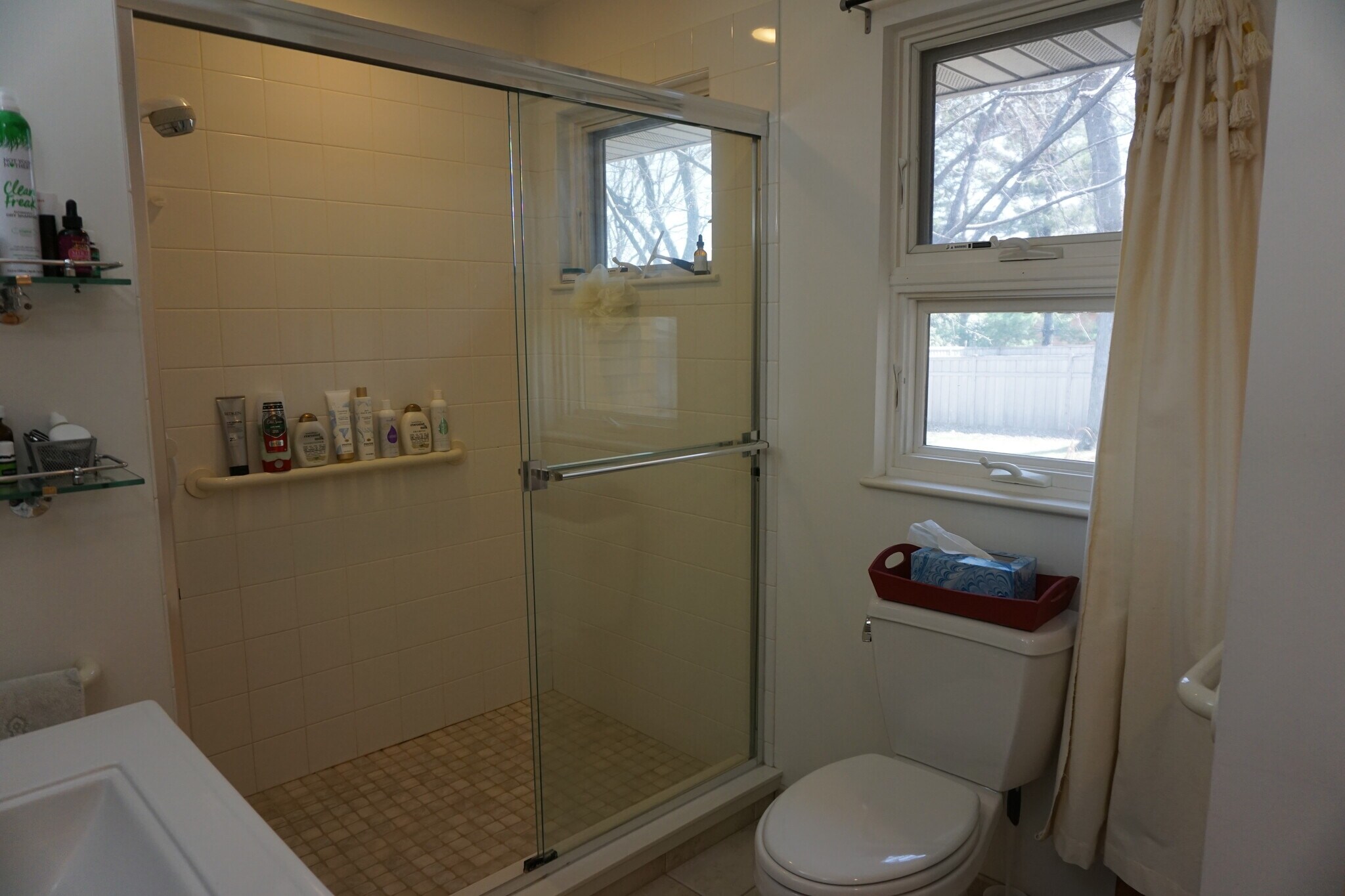 Large bathroom with shower and tub - 4060 Victoria St N
