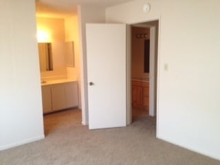 Building Photo - NICE TOWNHOUSE IN VILLA TOWNE HOMES COMMUNITY!