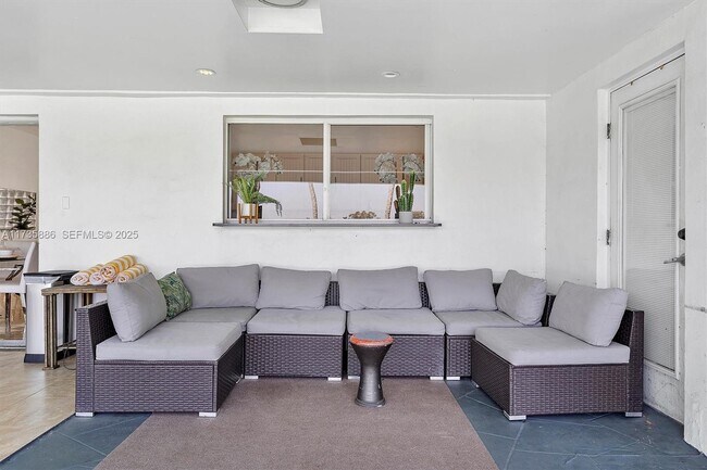 Building Photo - 2541 NE 195th St