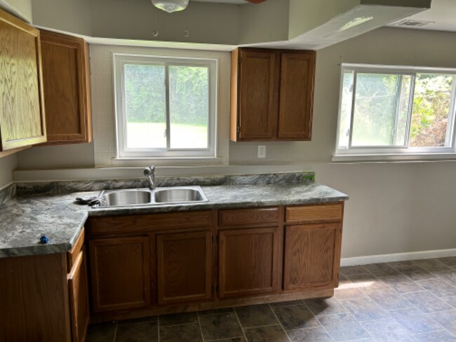 Building Photo - 1398 E Juliah Ave