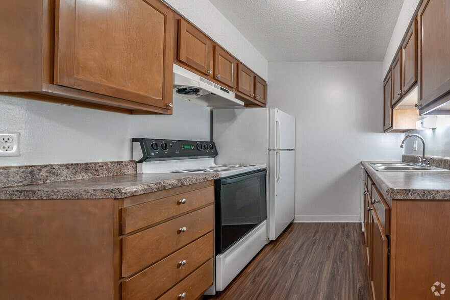 2BR, 1BA - 925SF - Kitchen - Glenbrook Apartments
