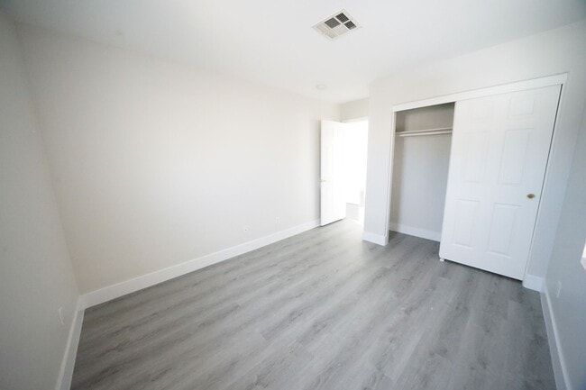 Building Photo - SHOWINGS AVAILABLE NOW