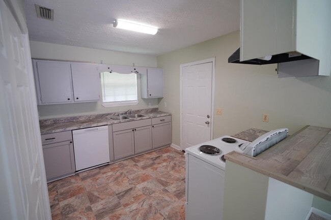 Building Photo - 2304 Hartsfield Ct