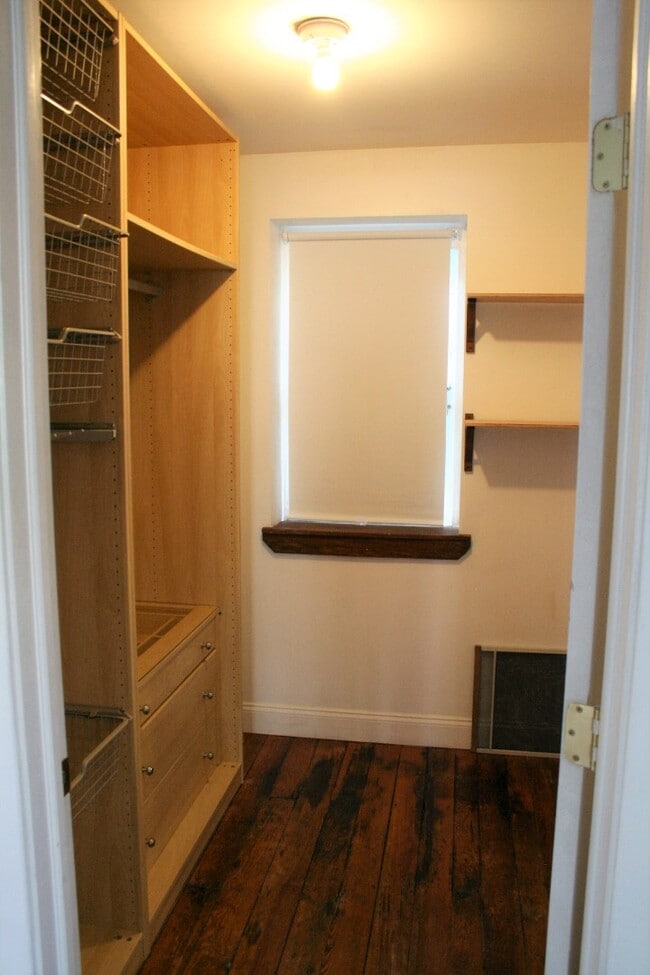 walk in closet - 16 East Gorgas Lane