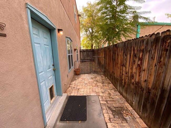 Building Photo - 3 Bedroom Townhome Available Near Albuquer...