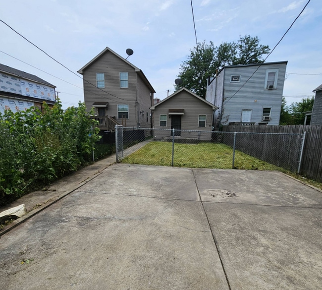 Building Photo - Available 8/1- Single Family home 2Bed 1ba...