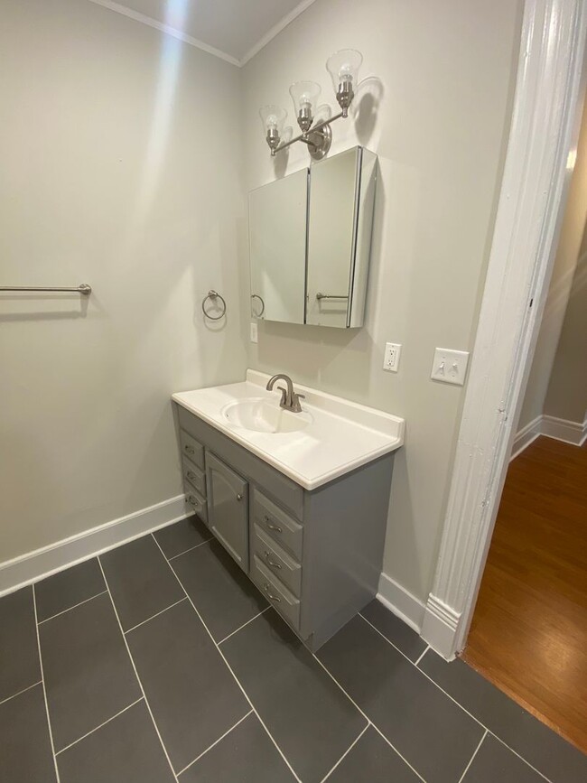 Building Photo - 1708