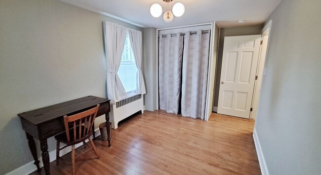 Building Photo - Fully Furnished 4 Bed / 1-1/2 Bath Single ...