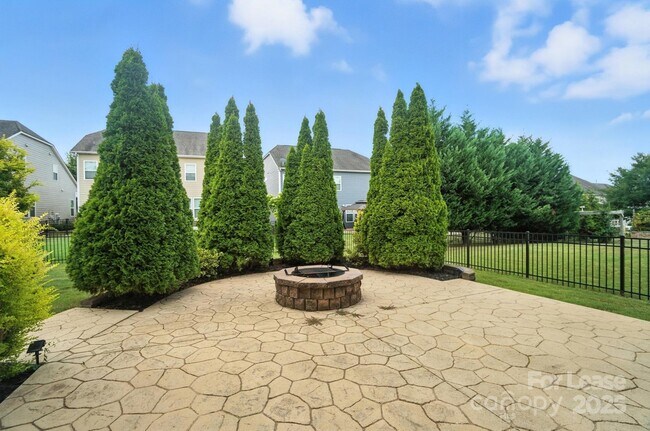 Building Photo - 2031 Hamil Ridge Dr