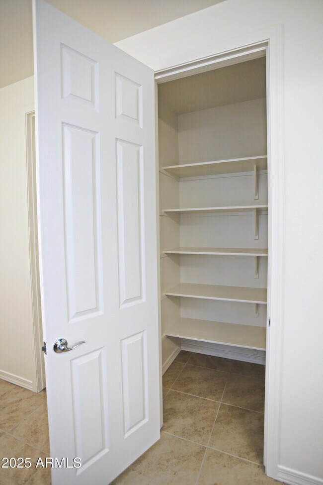 Building Photo - 977 W Finch Dr