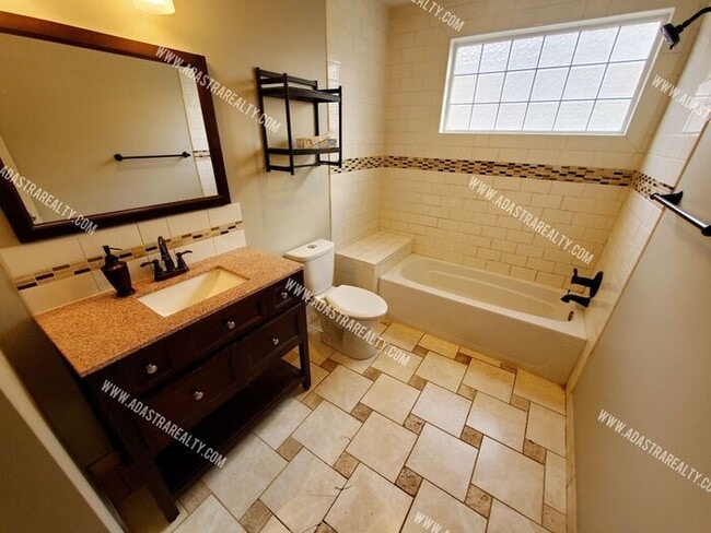 Building Photo - Beautiful Home in Mission, KS-Available NOW!!!