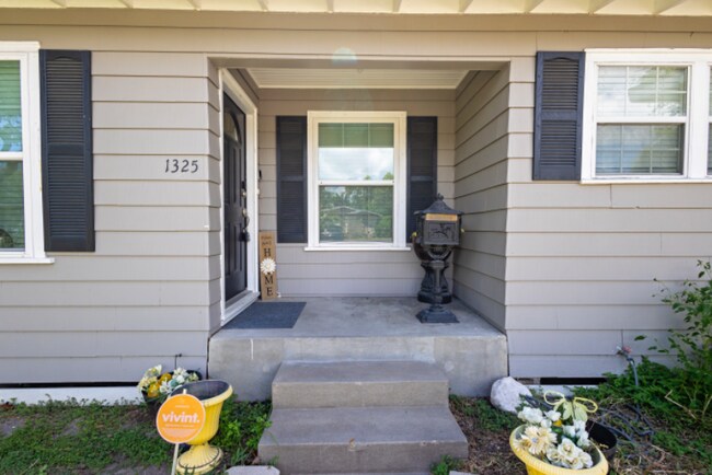 Building Photo - 1325 Ray Dr