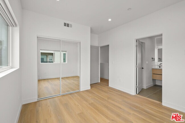 Building Photo - 4527 W 17th St