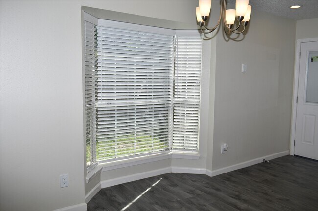 Building Photo - 2511 Maple Tree Ct