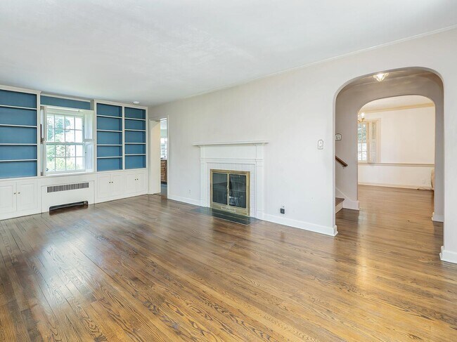 Building Photo - 221 Manhasset Ave