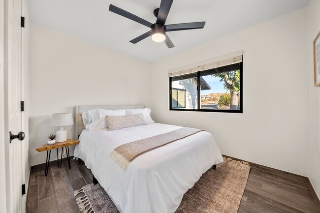 Building Photo - Fully Furnished 3 bedroom home where elegance meets cozy!