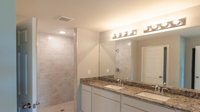 Building Photo - 1222 NE 10th St