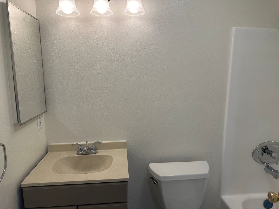 Building Photo - 219 E Maple St