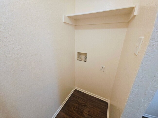 Building Photo - Perfect location in NRH!  Awesome duplex w...