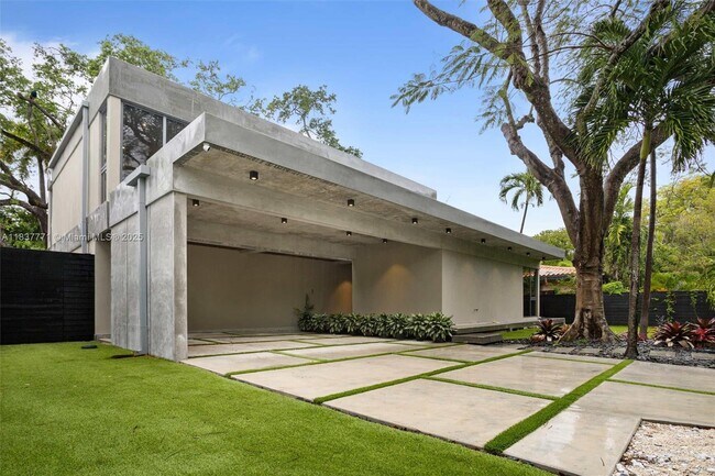 Building Photo - 2780 SW 22nd Ave