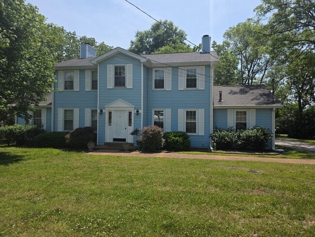 Building Photo - 2 bedroom 1.5 bath townhome in Hendersonville with garage