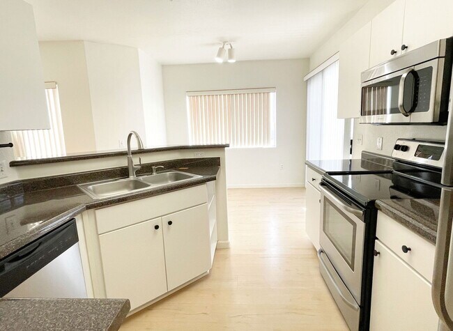 Building Photo - 1295 N Ash St