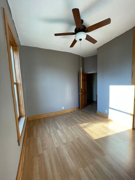 Building Photo - 2030 N Cambridge Ave