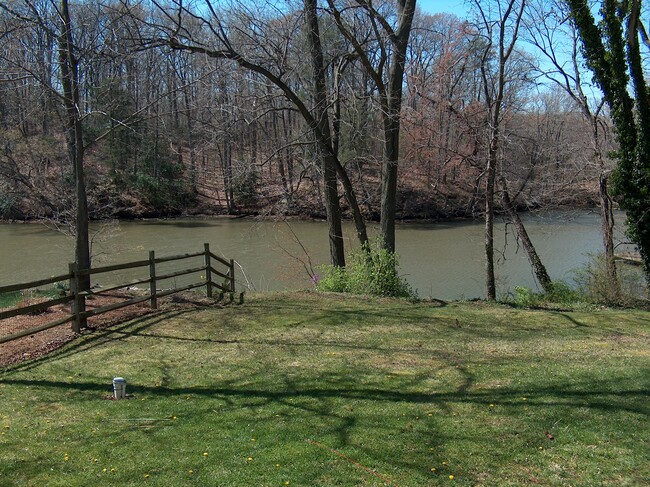 Building Photo - 486 Riverview Dr