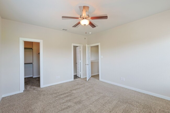 Building Photo - Large Modern Four Bedroom Duplex