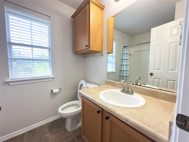 Building Photo - 513 Rolling Oak Dr