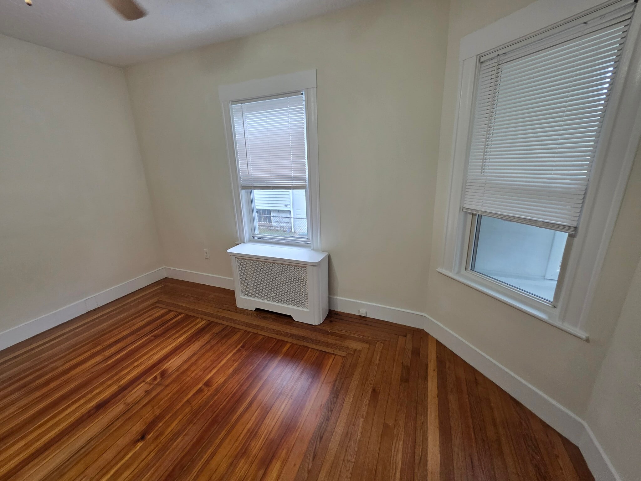 Building Photo - 1028 Fellsway