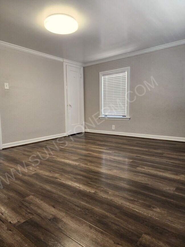 Building Photo - 2 bedroom, 1 bathroom