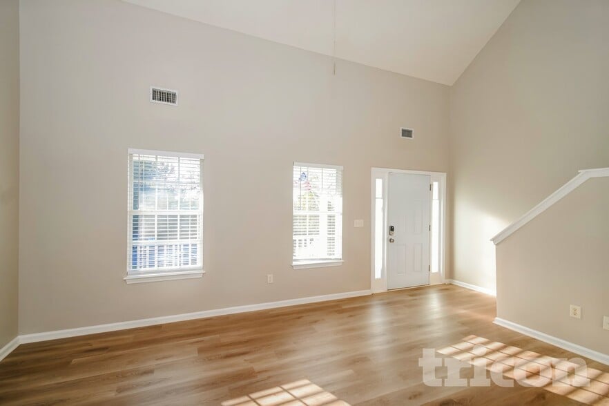 Building Photo - 665 Skyline Dr
