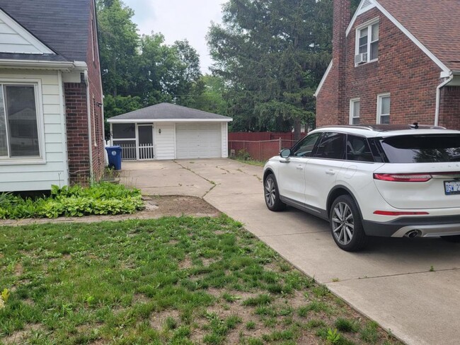 Building Photo - 13568 Norborne Ave