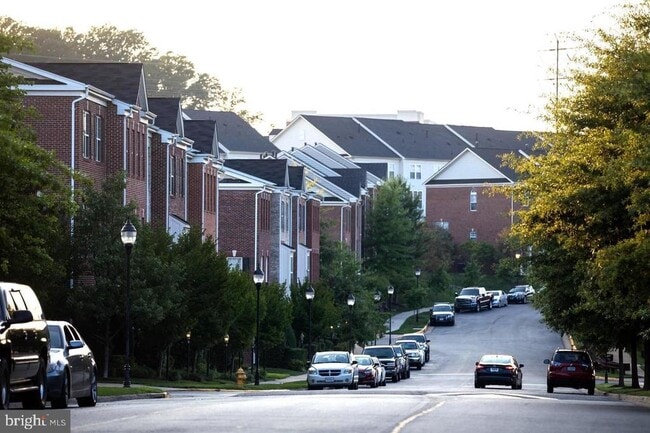 Building Photo - 2456 Eastbourne Dr