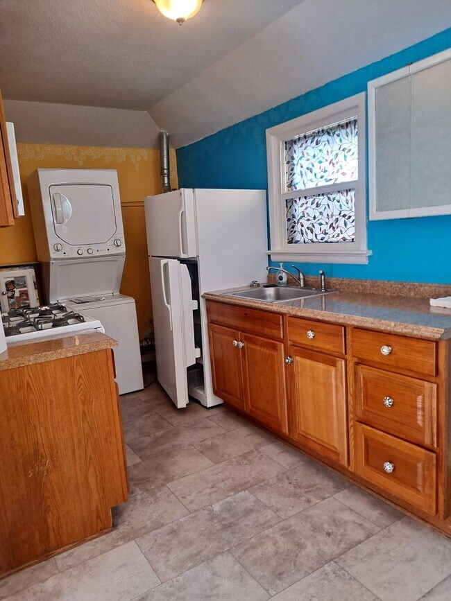 Building Photo - ALL PROSPECTIVE TENANTS MUST SUBMIT A $58 NON-REFUNDABLE APPLICATION FEE PER APPLICANT ONLINE AND...