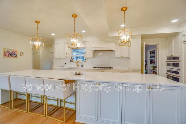 Building Photo - 309 W 37th St