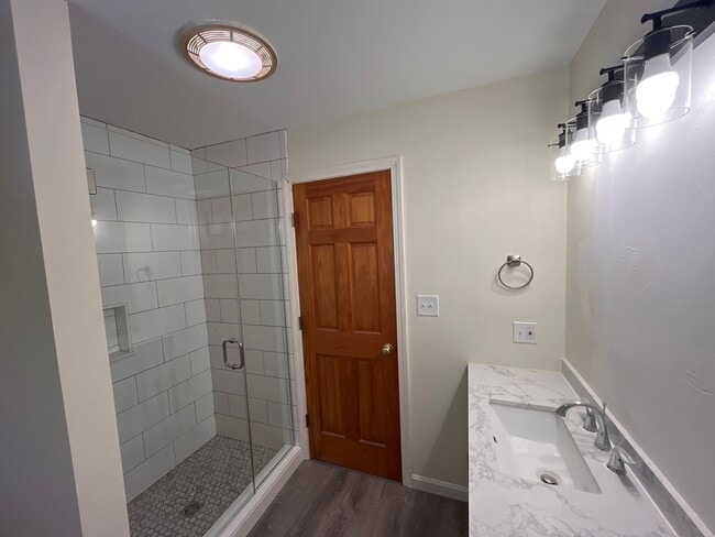 Building Photo - 3 Bedroom, 2 bath home newly renovated wit...