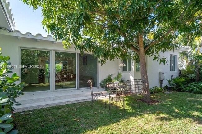 Building Photo - 1123 Bay Dr