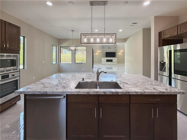 Building Photo - 2 Sugarberry Ln