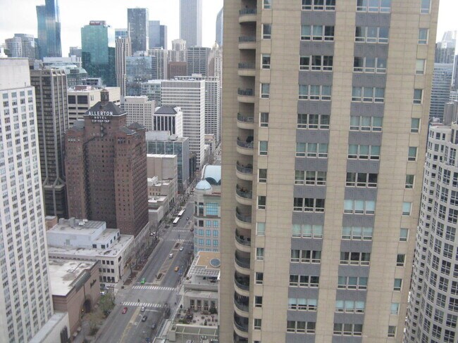 Building Photo - 111 E Chestnut St