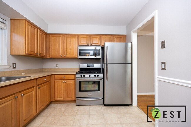 Building Photo - Beautiful 2 Bed 1.5 Bath Townhome available August 15th!