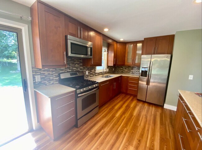 Primary Photo - Stunning Bi-Level 3 Bedroom Home in Forest...