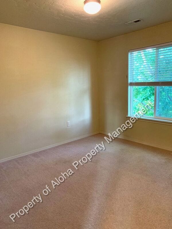 Building Photo - 1065 W Pine Ave