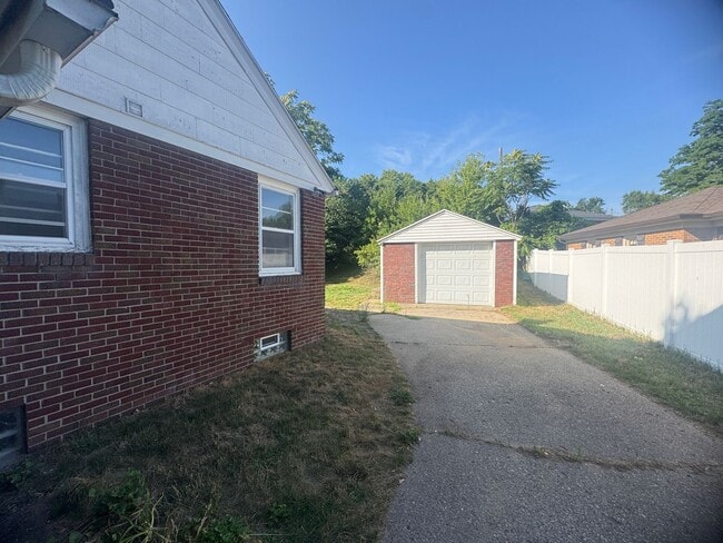 Building Photo - 3 Bedroom home on the NW side of Grand Rapids