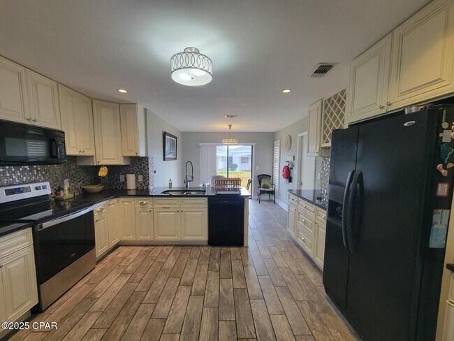 Building Photo - 633 Amberjack Dr