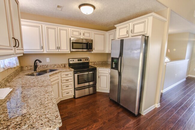 Building Photo - Dog Friendly Three Bedroom!