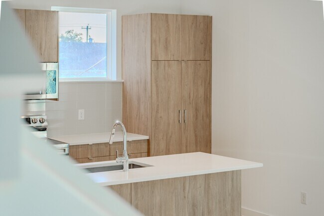 Building Photo - Stunning Modern Townhomes Newer Constructi...